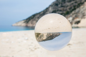 水晶球桑迪希腊海滩与海和山
