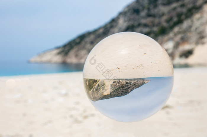 水晶球桑迪希腊海滩与海和山图片