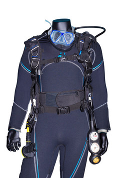 人体模型穿潜水设备与潜水西装孤立的白色背景