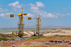 两个黄色的风车为盐提取附近水岛博内尔