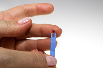 糖尿病的地方下降血测验stripYou看到下降血手指而且测量barCloseVertical视图