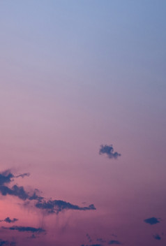 日落粉红色的天空A几黑暗云的bottomVertical视图