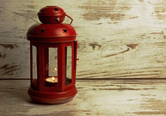 红色的圣诞节灯笼与燃烧蜡烛的老木nintage表格与复制空间关闭水平视图