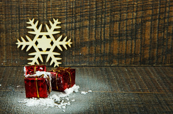 小装饰礼物撒与雪两个木雪花圣诞节装饰的木背景水平视图