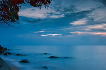 马来西亚刁曼岛岛早期晚上以上的岛和的海洋的蓝色的光平静晚上美丽的平静海景