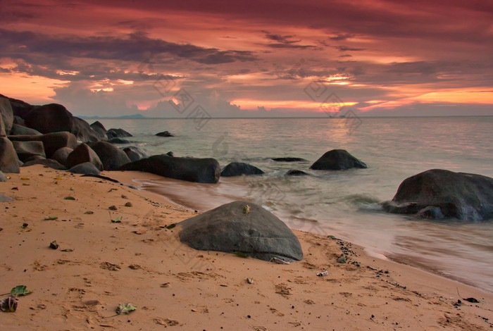 马来西亚刁曼岛岛日落与强大的红色的光的早期晚上和漂亮的突出显示云有趣的美丽的景观