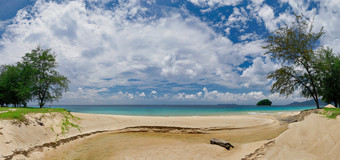 全景照片片段的海岸和的海洋<strong>刁</strong>曼岛岛下蓝色的天空与白色云