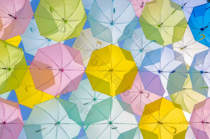 很多五彩缤纷的雨伞颜色雨伞城市装饰五彩缤纷的伞装饰