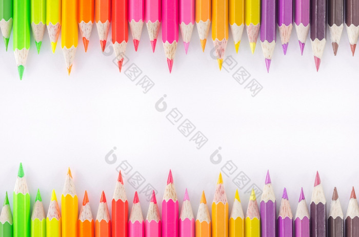 色彩斑斓的木蜡笔白色背景色彩斑斓的木蜡笔