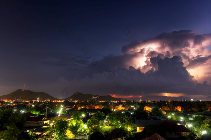 美丽的闪电风暴云在晚上城市佛丕府泰国闪电风暴