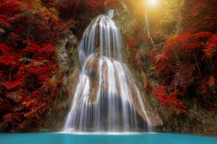 瀑布热带深森林与秋天颜色改变美丽的自然泰国克鲁特南哎呀瀑布