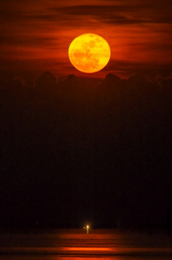 完整的月亮黄昏在小钓鱼船与光的海爆炸恩petchaburi泰国亚洲完整的月亮