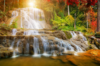 美丽的深森林美香惠瀑布的森林看不见的现在区lampang泰国美丽的瀑布