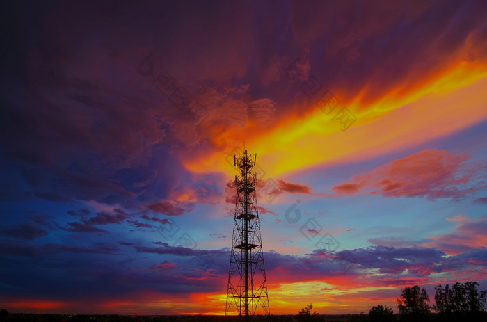 轮廓电信塔日落美丽的天空轮廓电信塔