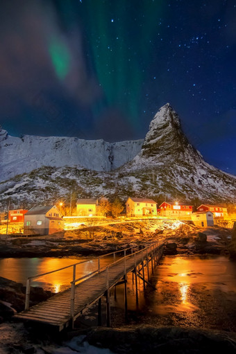 极光北欧化工极地灯在锤轴令人惊异的位岩石位于关闭的村纯洁罗弗敦群岛岛屿挪威极光北欧化工在锤轴
