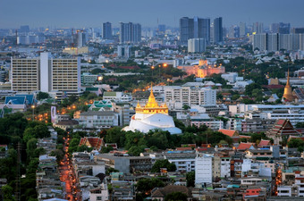 金山宝塔古老的寺庙什么起诉曼谷的晚上后面高层业务区金山宝塔