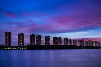 城市景观现代住宅建筑附近的曼谷日落天空美丽的城市景观现代住宅