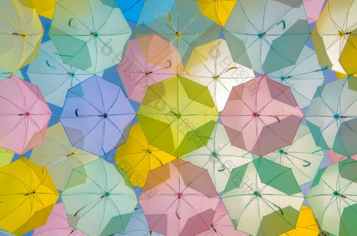 很多五彩缤纷的雨伞颜色雨伞城市装饰五彩缤纷的伞装饰