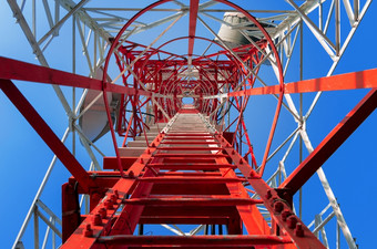 电信塔画白色和红色的一天清晰的蓝色的天空电信塔