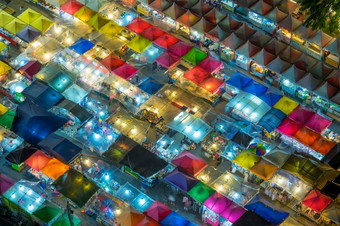 晚上市场与色彩斑斓的帐篷户外市场曼谷泰国晚上市场