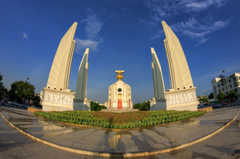 的民主纪念碑美丽的天空在那里前景花曼谷泰国民主纪念碑泰国