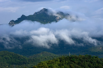 景观早....<strong>雾</strong>在的<strong>山</strong>美卫生部lampang的大多数令人惊异的<strong>雾山</strong>景观与<strong>雾</strong>