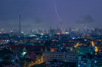 风景曼谷城市多雨的和闪电狂风暴雨的晚上闪电狂风暴雨的晚上