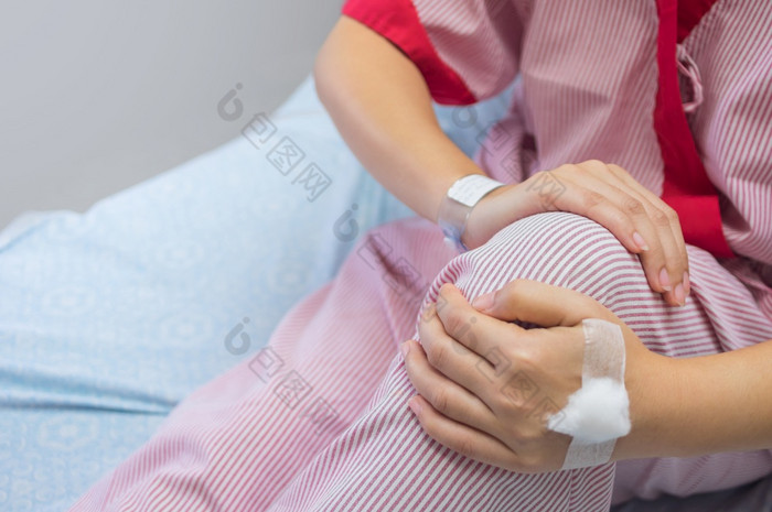 女病人与膝盖疼痛的医院房间膝盖疼痛
