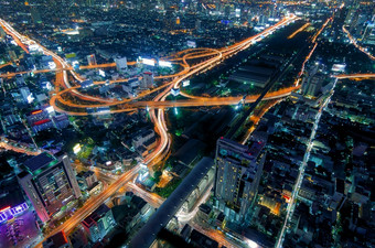 曼谷高速公路和高速公路前视图泰国晚上升高高速公路