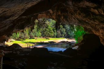 的墙内部的洞穴与水通过通过受欢迎的与游客美在香港儿子看不见的泰国贪洛德洞穴一个的大多数令人惊异的洞穴泰国贪洛德洞穴