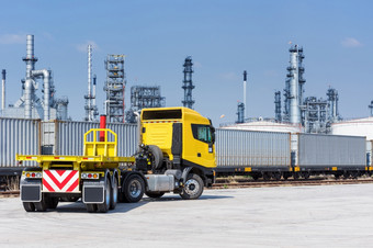 卡车和容器铁路对的背景的炼油厂工业和运输概念工业和运输