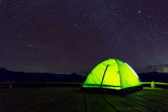 发光的绿色野营帐篷竹子阳台下的晚上天空完整的星星和的乳白色的道路跟踪贾博美在香港儿子泰国<strong>休闲游</strong>客野营帐篷晚上