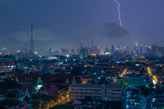 风景曼谷城市多雨的和闪电狂风暴雨的晚上闪电狂风暴雨的晚上