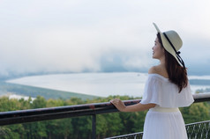 美丽的女人穿白色衣服摆姿势的观点煤炭权力植物美卫生部lampang泰国她看到的风景女人的观点