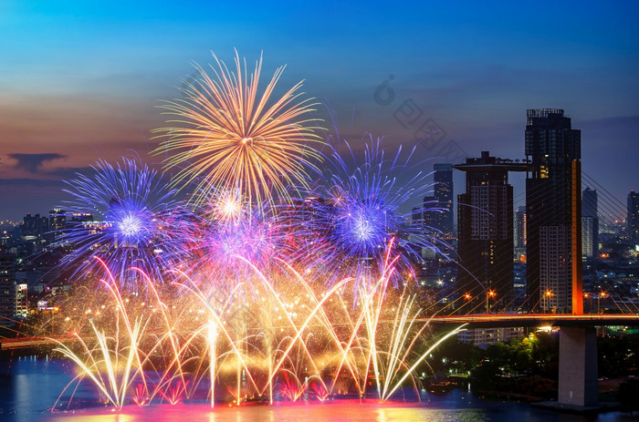 曼谷业务区河畔美丽的烟花和庆祝活动曼谷城市景观与烟花