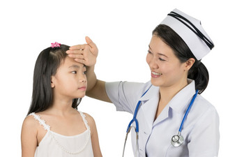 美丽的亚洲护士统一的温度测量是女孩孤立的白色背景与剪裁路径亚洲护士统一的
