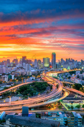 <strong>景观建筑</strong>现代业务区曼谷高速公路的前景日落惊人的天空曼谷城市视图与高速公路