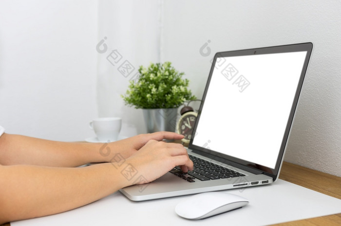 社会媒体概念自由女人手的键盘移动PC电脑白色房间女孩使用移动PC打字网络搜索浏览软焦点图像社会媒体概念