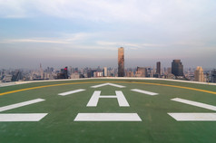 停车直升机屋顶的城市业务区日落时间停车直升机