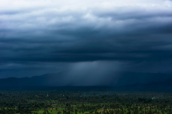 风暴云与雨在巴尔米拉棕榈场佛丕府泰国风暴云与雨