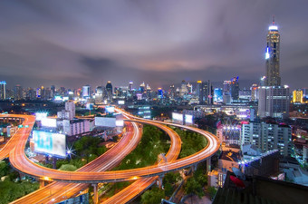 曼谷城市景观交通的高速公路的业务区黄昏曼谷交通