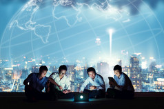 亚洲业务集团休闲西装使用智能手机平板电脑和移动PC为工作玩社会网络和wep网站高层屋顶网站业务和技术概念社会网络