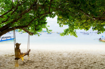 旅行者亚洲女人比基尼放松木摇摆不定的和看美丽的目的地海海滩斐斐岛安达曼海甲米旅行泰国夏天假期和假期旅行旅行斐斐岛