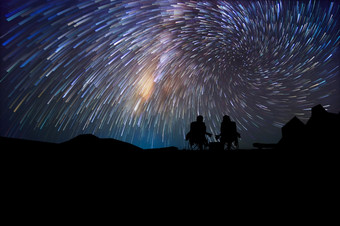 轮廓夫妇看的星星晚上长速度exposture夫妇和<strong>乳白色</strong>的道路