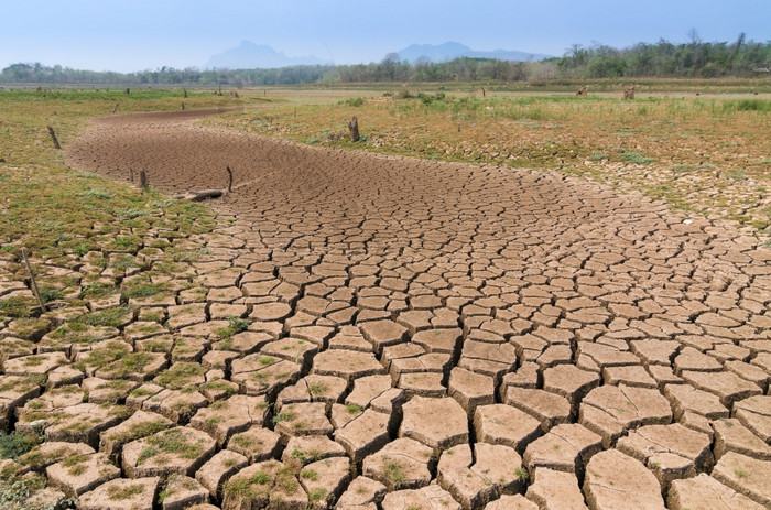 全球气候变暖干旱的夏天的地面干储层美卫生部lampang泰国全球气候变暖干旱