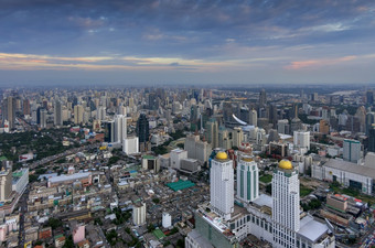 高角视图城市景观住宅区曼谷泰国《暮光之城》城市景观住宅区