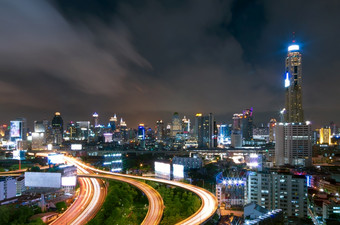升高高速公路的曲线的桥曼谷附近的业务区升高高速公路