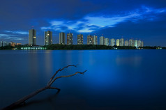 现代建筑《暮光之城》与反射曼谷晚上视图