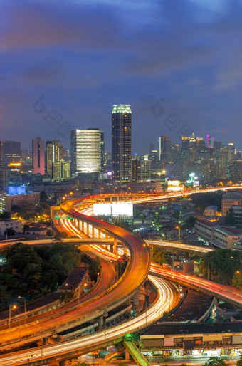 景观建筑现代业务区曼谷s形高速公路的前景《暮光之城》曼谷城市视图与高速公路