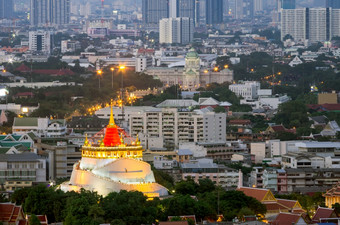金宝塔寺庙什么起诉曼谷晚上特殊的红色的布覆盖的宝塔金山宝塔